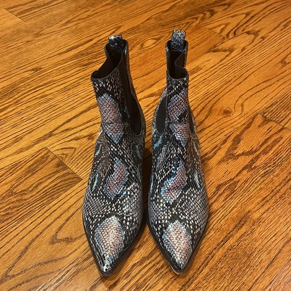 PAIGE Woman’s Snake Skin Booties Size 8 - Picture 3 of 7